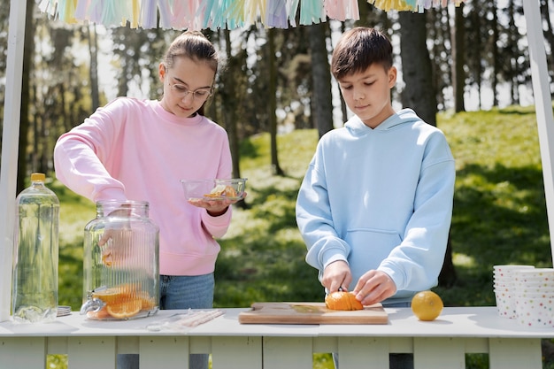 Foto kinder machen limonade im freien vorderansicht