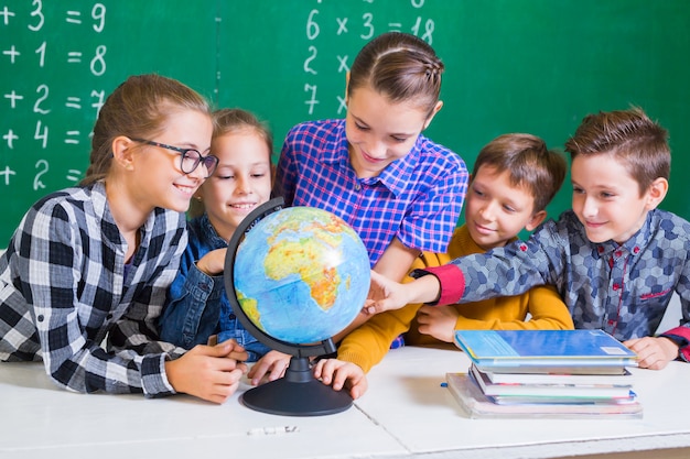 Kinder machen Mathematik in der Grundschule.