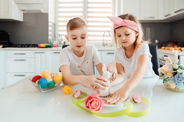 Kinder machen Osterdekorationen