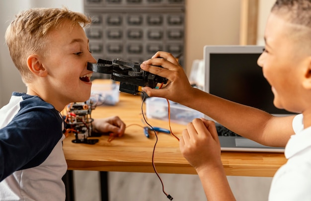 Foto kinder machen roboter