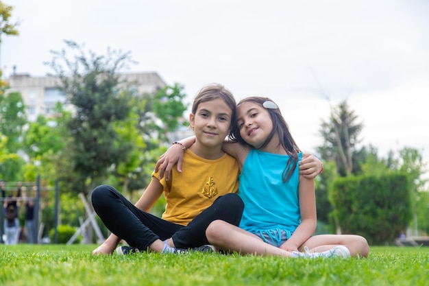 Kinder Mädchen Freundinnen im Park Selektiver Fokus