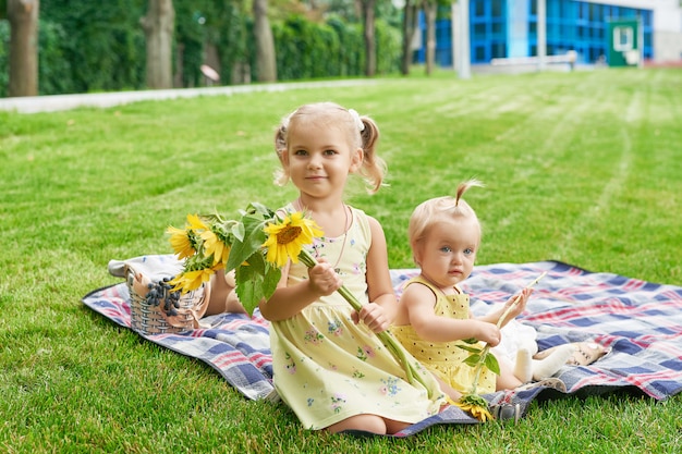 Kinder Mädchen im Sommer Park