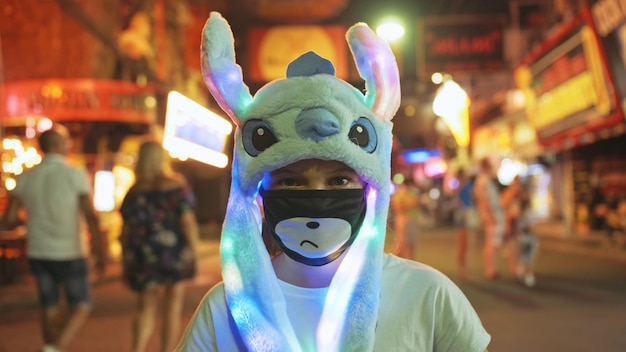 Kinder Mädchen Kind Kaukasier in der Pattaya Walking Street mit Schutzmaske Lockdown Lustiges Babymütze Spielzeug auf dem Kopf Sicherheitsvirus schützt Coronavirus-Epidemie sarscov2 covid19 2019ncov