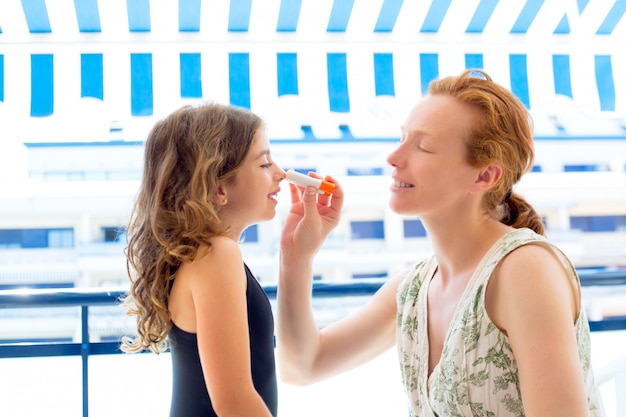 Kinder Mädchen mit Mutter Sonnenschutzmittel anwenden