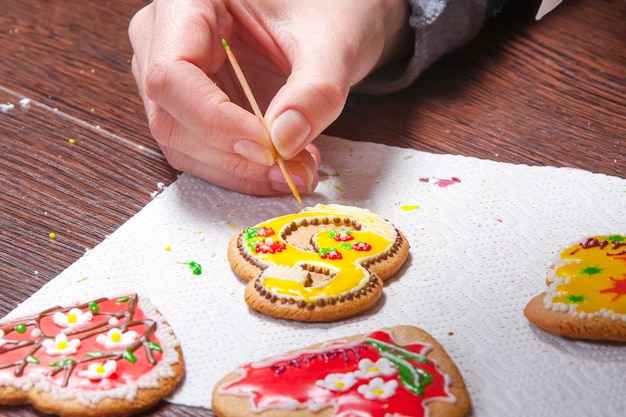 Kinder malen die Lebkuchen