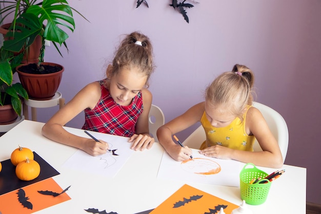Kinder malen ein Bild für Halloween