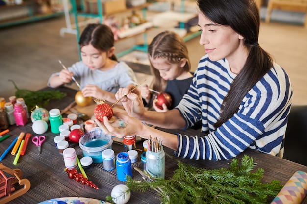 Kinder malen handgemachte Weihnachtsverzierungen