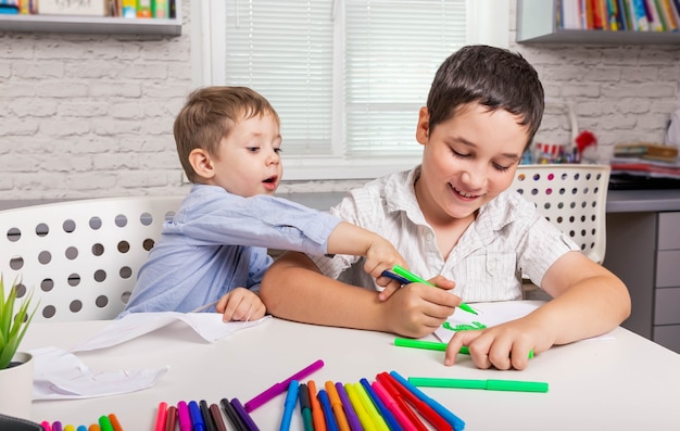 Kinder malen im Kindergarten Kinder zeichnen zu Hause zusammen
