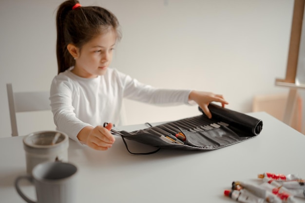 Kinder malen mit Farbe oder Aquarellfarbe Viel Spaß und eine Lektion im Zeichnen und Skizzieren