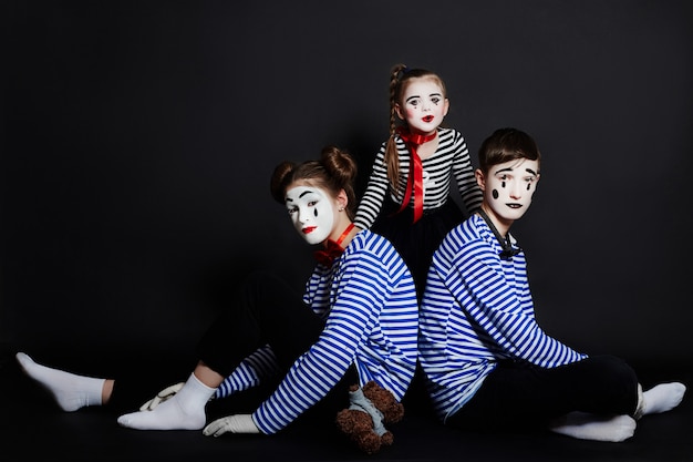 Kinder MIME Gruppenfoto, Pantomime Emotionen