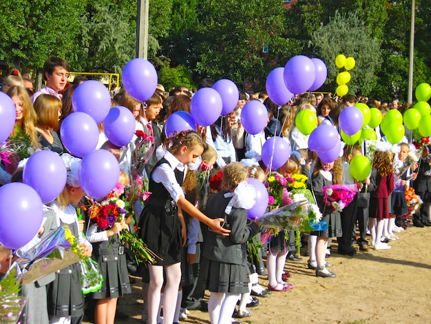 Kinder mit Blumen und Ballons am Feiertag des 1. September