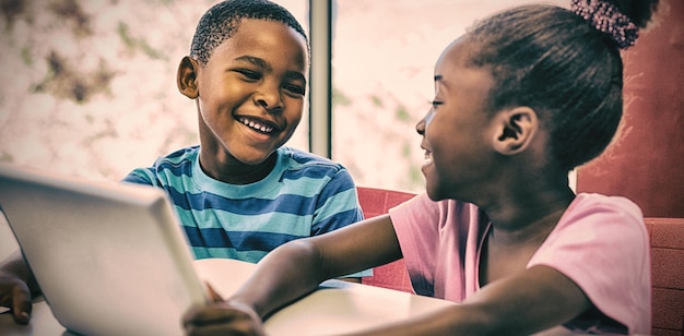 Kinder mit digitalem Tablet im Klassenzimmer