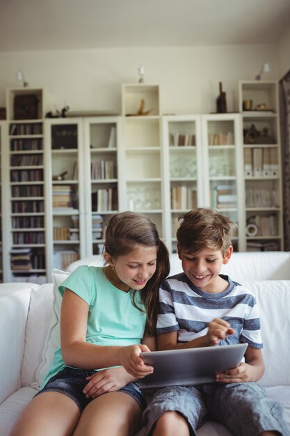 Kinder mit digitalem Tablet