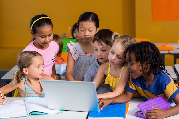 Kinder mit Laptop