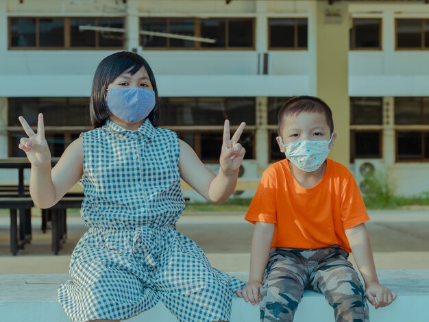 Kinder mit Maske zum Schutz vor dem Coronavirus