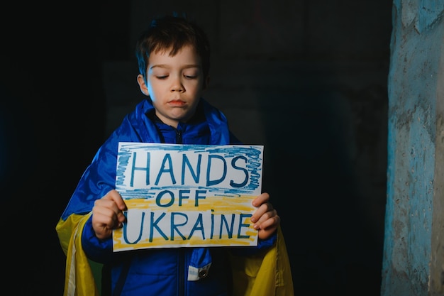 Kinder mit Plakat mit Banner des russischen Konflikts Militärprotest Kind mit der Botschaft Stop War America steht mit der Ukraine