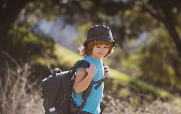 Kinder mit Rucksack Wanderjunge Kind lokaler Tourist geht auf eine lokale Wanderung