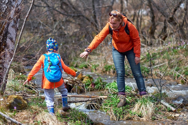 Kinder mit Rucksäcken wandern