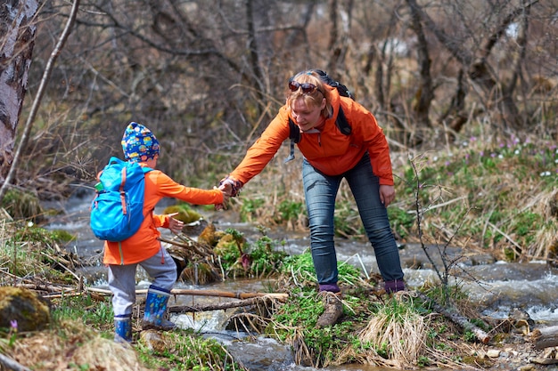 Kinder mit Rucksäcken wandern