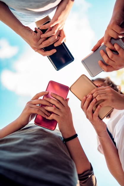 Kinder mit Smartphones