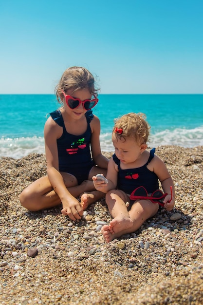 Kinder mit Sonnenbrille am Strand. Selektiver Fokus. Kinder.