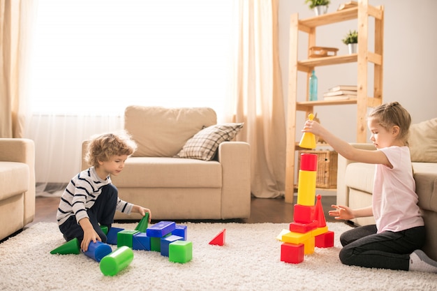 Kinder mit Spielzeug