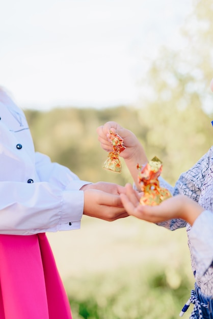 Kinder mit Süßigkeiten in der Hand