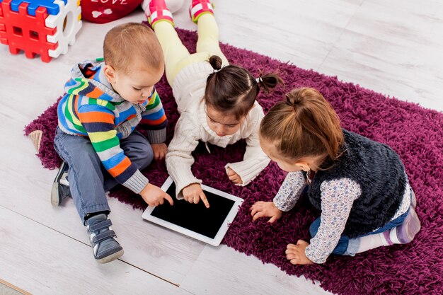 Kinder mit Tablet