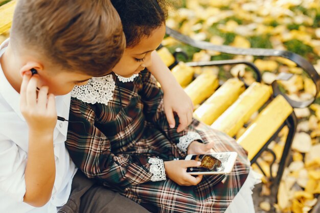 Kinder mit Telefon