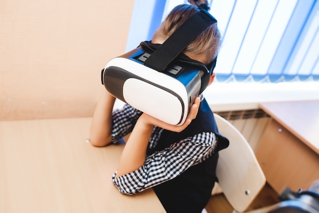 Kinder mit Virtual-Reality-Brille sind im Schulbüro