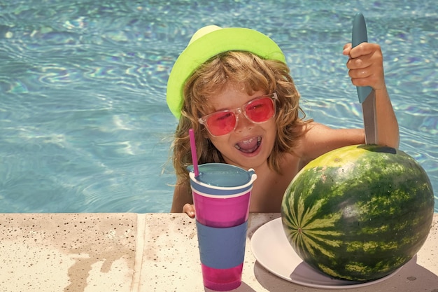 Kinder mit Wassermelone spielen im Schwimmbad Kinderferien und Sommerferienkonzept Sommerkindercocktail