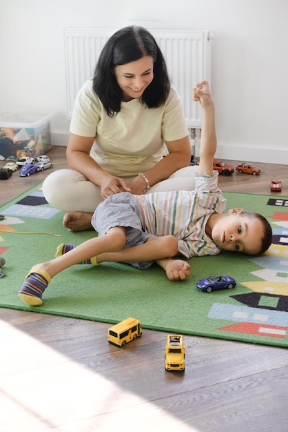 Kinder mit Zerebralparese unterhalten sich zu Hause mit Spielzeugrehabilitation