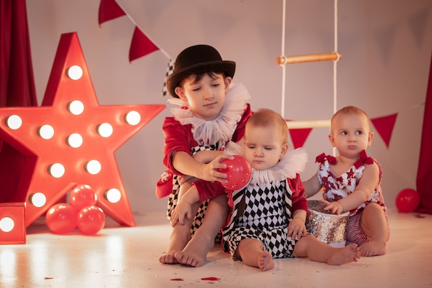 Kinder mit Zirkuskostüm auf der Zirkusbühne