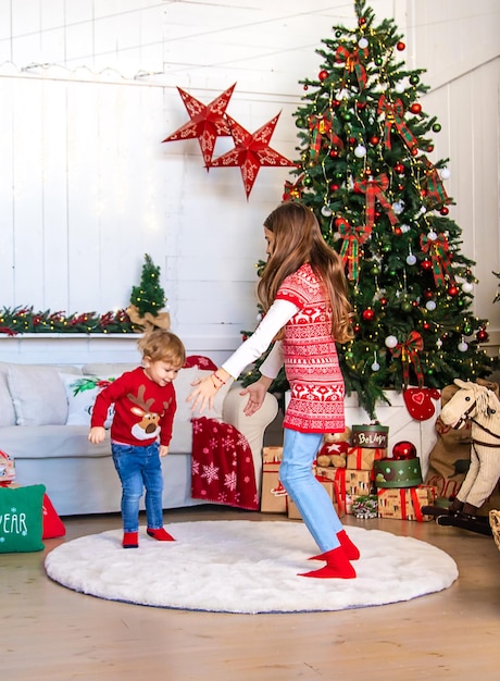 Kinder nahe dem Weihnachtsbaum Selektiver Fokus