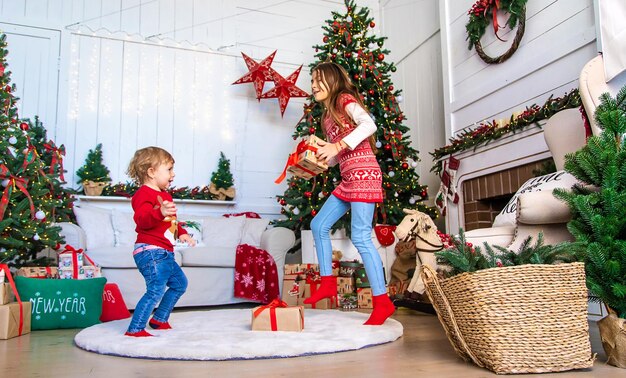 Kinder nahe dem Weihnachtsbaum Selektiver Fokus