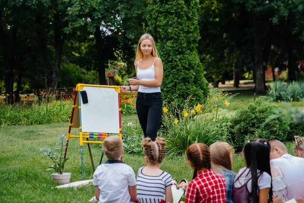 Kinder nehmen an Outdoor-Unterricht im Park teil.