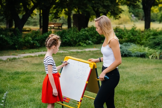 Kinder nehmen an Outdoor-Unterricht im Park teil.