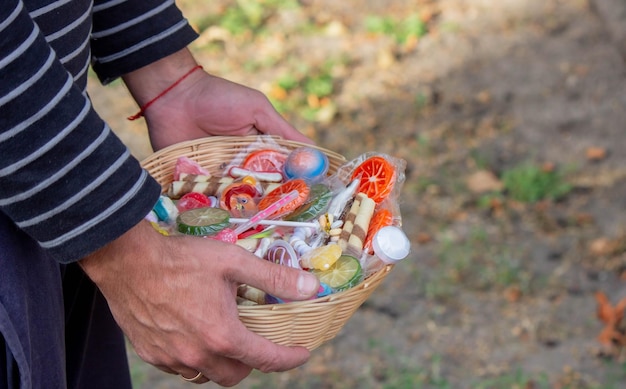 Kinder nehmen Süßigkeiten aus einem Korb Halloween Selektiver Fokus