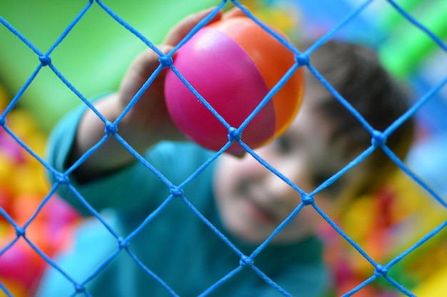 Kinder oder Jungen, die in einem Spielplatz-Ball-Pool-Bereich spielen