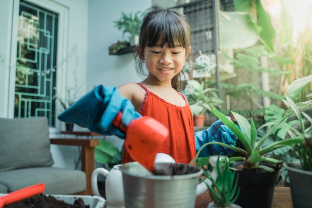 Kinder pflanzen und Gartenarbeit zu Hause