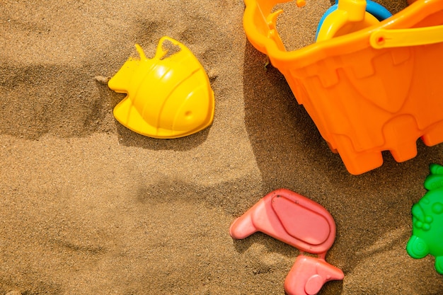 Kinder Plastik Strandspielzeug im Sand