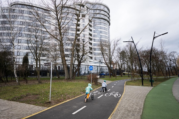 Kinder radeln auf dem Radweg entlang der Stadtgasse