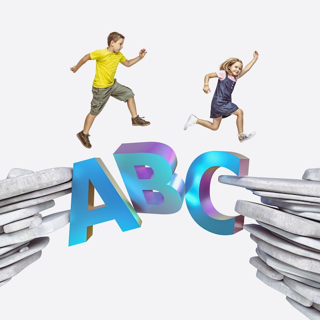 Kinder rennen über eine Brücke aus Buchstaben