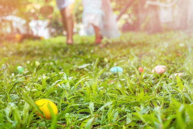 Kinder rennen zur Ostereiersuche im Hinterhof im Freien