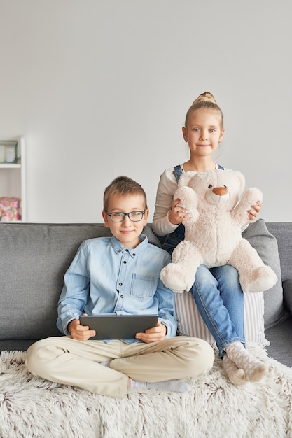 Kinder schauen sich Videos auf dem Tablet an