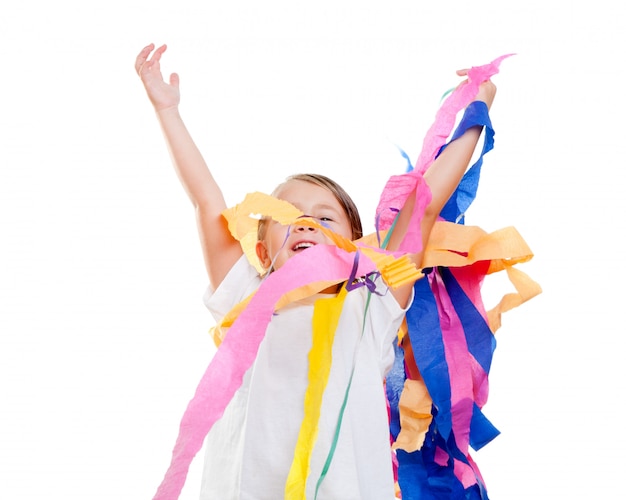 Kinder scherzen in einer Party mit unordentlich buntem Papierband