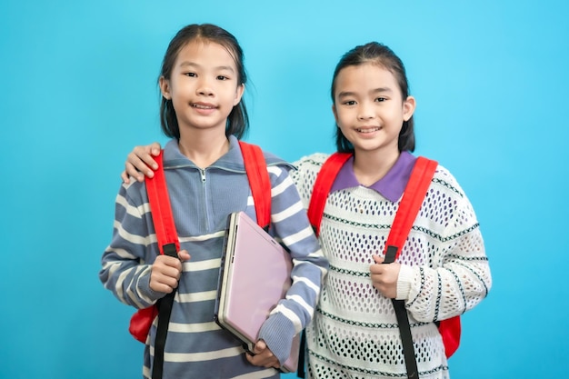 Kinder schließen Foto von süßen und fröhlichen Menschen, die eine Brille tragen und einen Laptop in der Hand halten