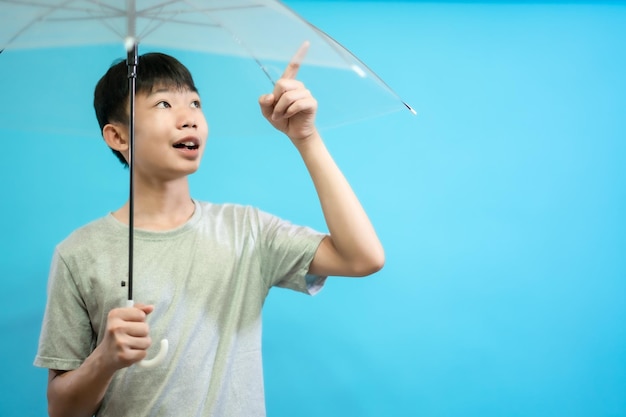 Kinder schließen Foto von süßen und fröhlichen Menschen, die einen Regenschirm halten und lächeln