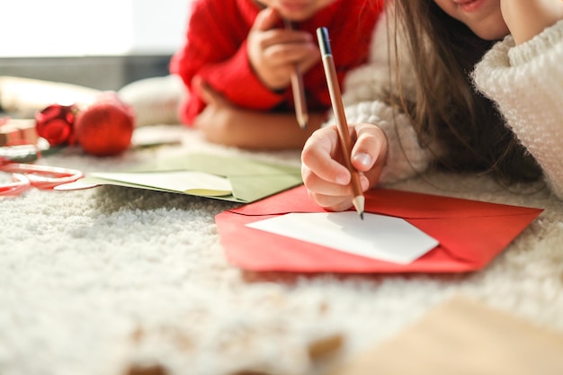 Kinder schreiben einen Brief an Santa festliches stimmungsvolles Foto