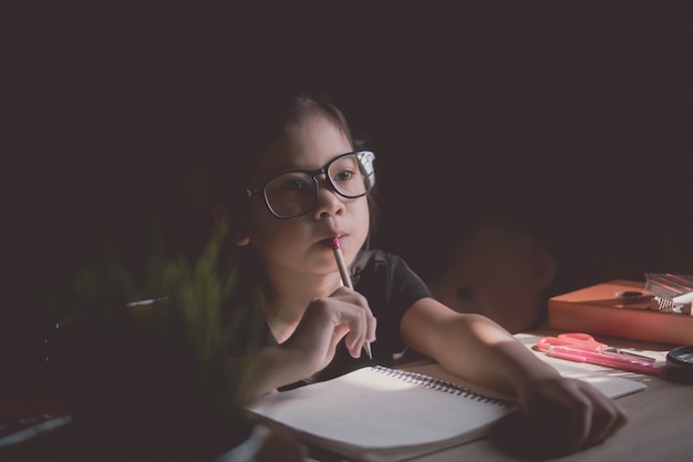 Kinder schreibt zu Hause auf Tisch